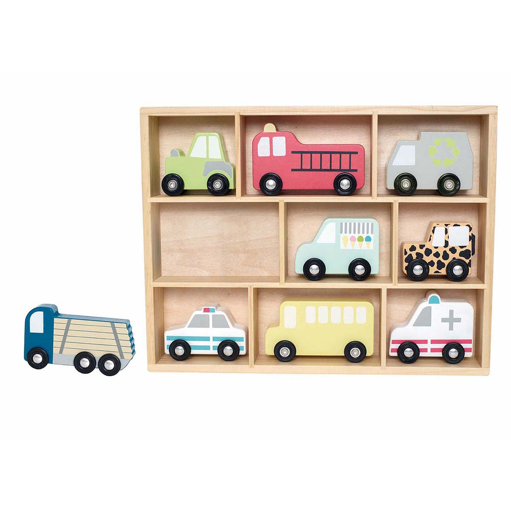 9 Houten speelgoed auto’s van het Zweedse merk Jabadabado in een handig kistje. Bewaar de auto’s op één plek. Verschillende soorten, o.a. ambulance, brandweerauto, tractor en politieauto. VanZus