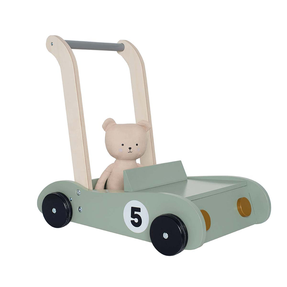 De houten teddy loopwagen van Jabadabado is voor kinderen vanaf 12 maanden. Leren lopen met je vriendje teddy de knuffelbeer. De kar heeft een verborgen opslag dus andere knuffels kunnen ook meerijden! VanZus