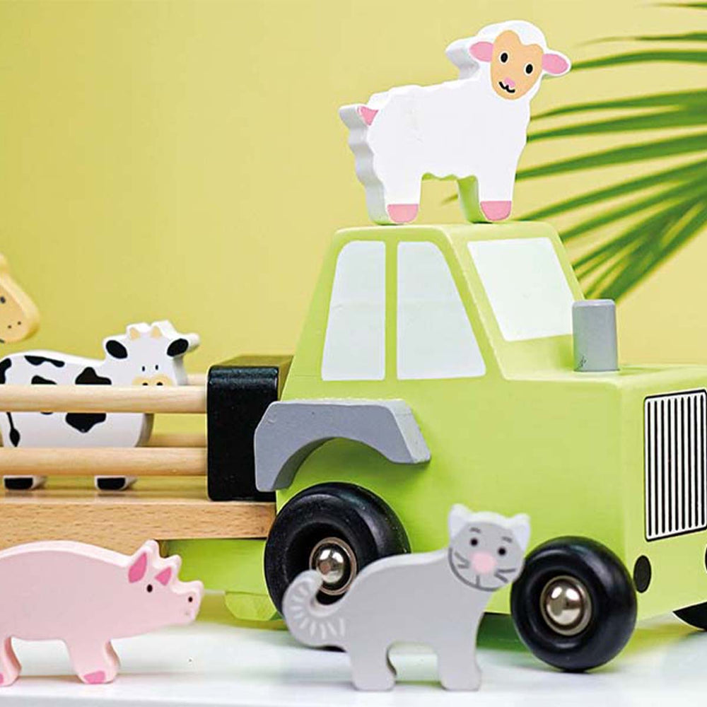 Een houten traktor met aanhanger en 6 boerderijdieren: koe, schaap, varken, paard, kat en hond van het Zweedse merk Jabadabado. Gegarandeerd veel speelplezier. Voor voertuig- en dieren liefhebbers! VanZus