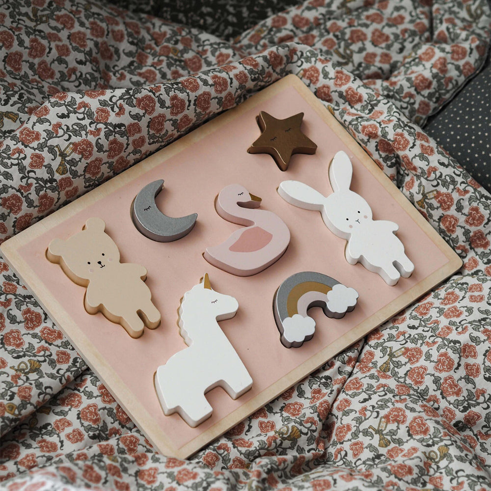 Veel speelplezier met de houten unicorn puzzel van Jabadabado met figuren zoals een beer, maan, ster, zwaan, konijn, regenboog en unicorn. Bevordert de motorische vaardigheden. Vanaf 6 maanden. VanZus