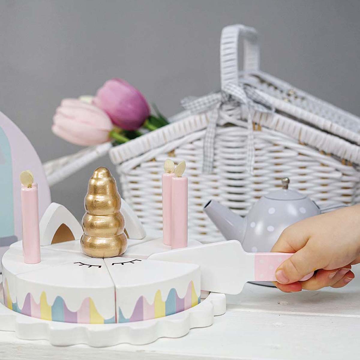 De houten unicorn taart van het merk Jabadabado in pastelkleuren met eenhoorn en kaarsjes is een must-have voor kinderen die graag koken en bakken. Bij de taart krijg je een taartplaat en taartmes. VanZus