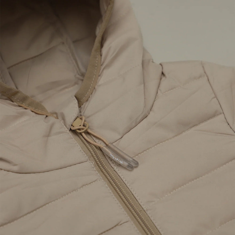 Het perfecte jasje voor de herfst: Mrs Ertha’s jasje Jackies in de kleur ivory. Een ideale en hippe tussenjas voor zowel jongen als meisje. Ritssluiting en steekzakken. In verschillende kleuren en maten beschikbaar. VanZus