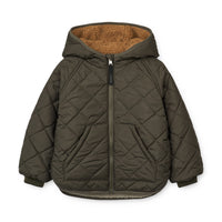 De Liewood jackson reversible jas army brown mix is een heerlijke omkeerbare jas. Zo draag je deze kinderjas zoals jij dat wilt - de effen groenen kant of de bruin-beige kant voor een twist. VanZus.