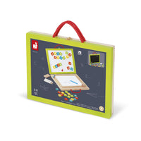 Deze leuke schoolbord speelkoffer 4-in-1 van het merk Janod is ideaal voor je kindje om zich een gehele middag te vermaken. Deze speelkoffer biedt namelijk vier verschillende activiteiten waar je kind uren zoet mee kan zijn! VanZus
