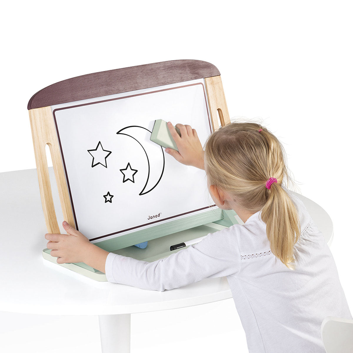 Dit leuke tafelmodel schoolbord in bordeaux/mintgroen is niet alleen leuk, maar ook handig speelgoed voor je kleintje. Dit mooie schoolbord kan namelijk overal gebruikt worden en blijft stevig staan op een vlakke ondergrond. VanZus