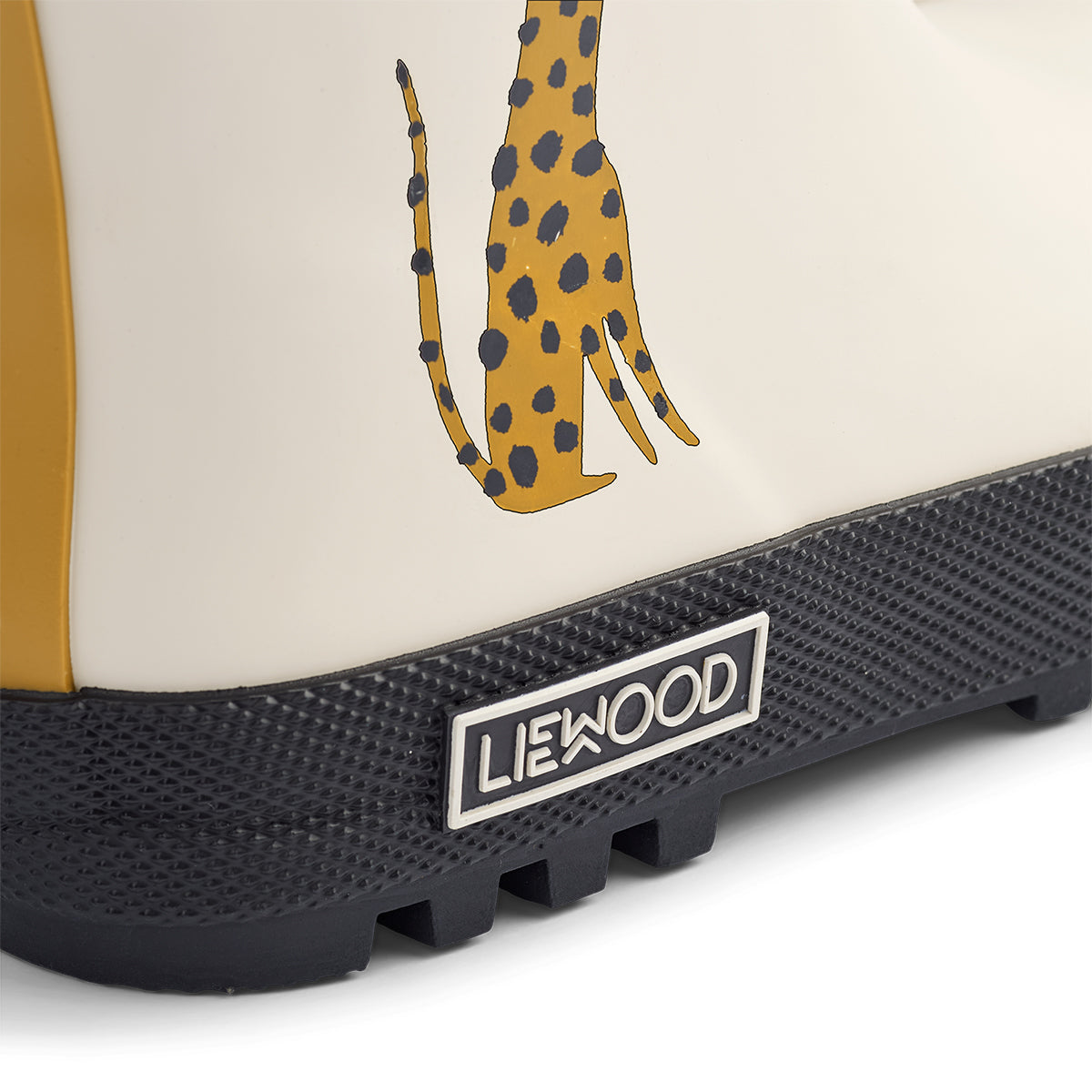 Stamp lekker in de plassen met de Liewood jesse thermo regenlaarzen leopard/sandy! Deze leuke waterdichte regenlaarsjes hebben een luipaard op de zijkant en een warme, zachte binnenvoering. VanZus