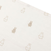 Een musthave: de 3-pack hydrofiel doek small in de variant happy Miffy nougat van Jollein. Want van swaddle doeken heb je als ouders nooit genoeg. Functioneel en hip! Afmeting 70 x 70 cm. VanZus