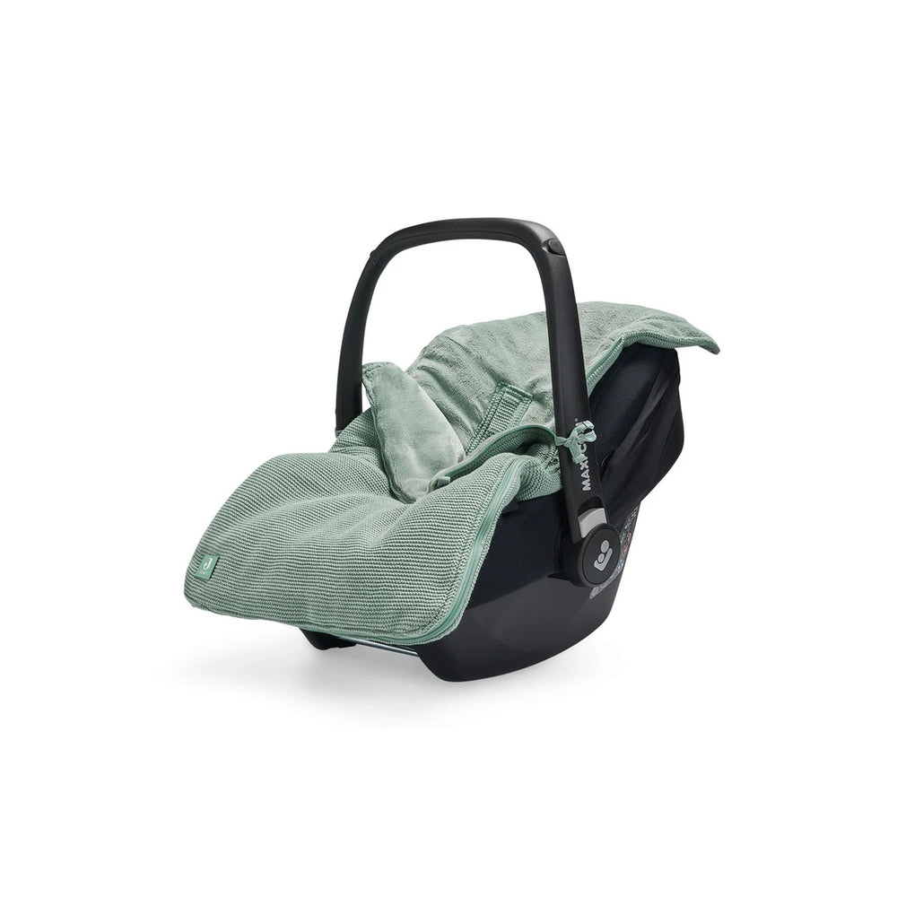 De autostoel & kinderwagen voetenzak basic knit forest green van Jollein is hip en functioneel! Luxe gebreide stof en houdt je kindje lekker warm. Geschikt voor 0-12 maanden stoel met 3 of 5 punts gordel. VanZus