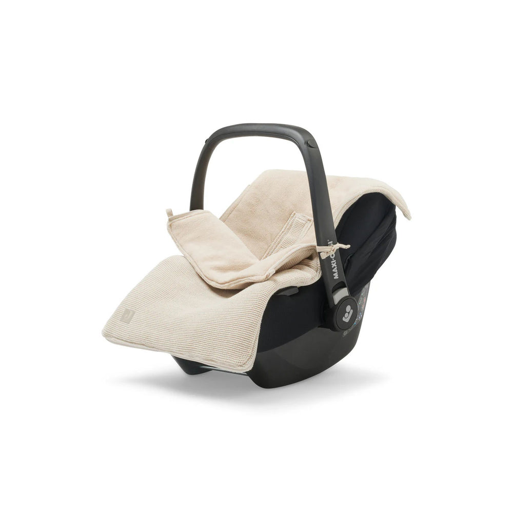 De autostoel & kinderwagen voetenzak basic knit nougat van Jollein is hip en functioneel! Luxe gebreide stof en houdt je kindje lekker warm. Geschikt voor 0-12 maanden stoel met 3 of 5 punts gordel. VanZus