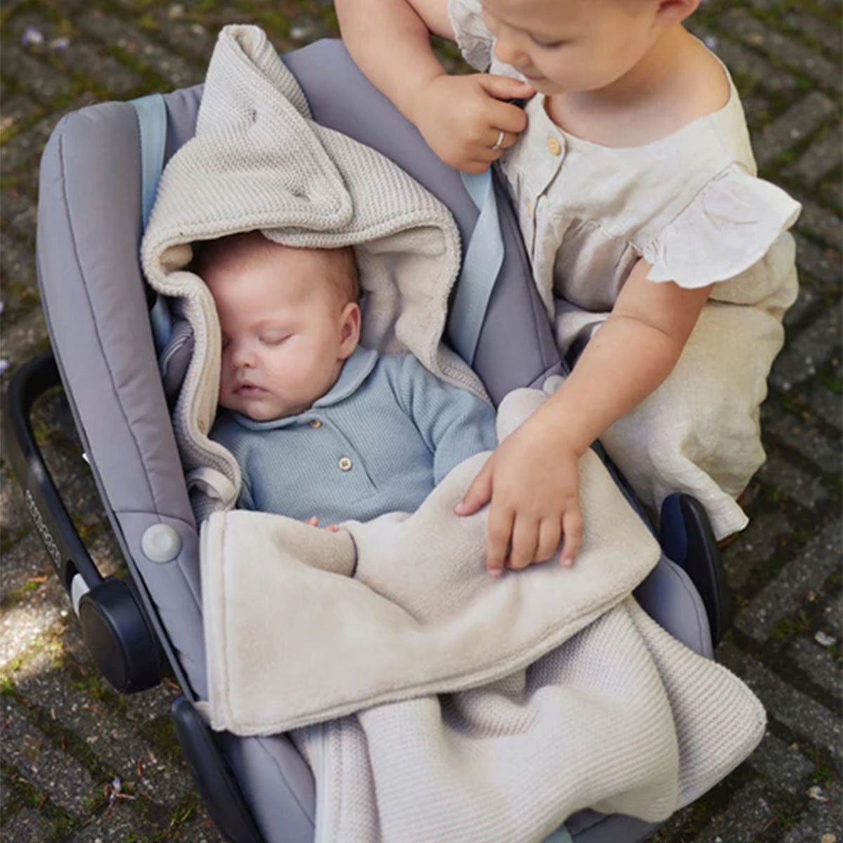 De autostoel & kinderwagen voetenzak basic knit nougat van Jollein is hip en functioneel! Luxe gebreide stof en houdt je kindje lekker warm. Geschikt voor 0-12 maanden stoel met 3 of 5 punts gordel. VanZus