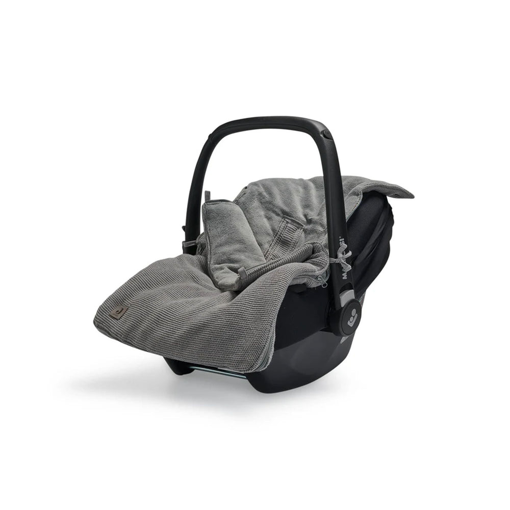 De autostoel & kinderwagen voetenzak gordel basic knit stone grey van Jollein is hip en functioneel! Luxe gebreide stof en houdt je kindje lekker warm. Geschikt voor 0-12 maanden stoel met 3 of 5 punts gordel. VanZus