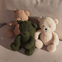 Knuffelen en spelen met de knuffel teddy bear naturel van Jollein. De teddy bear is gemaakt van heerlijk zacht bouclé en is ook geschikt als accessoire op de plank of op de commode. Ook leuk als kraamcadeau! VanZus