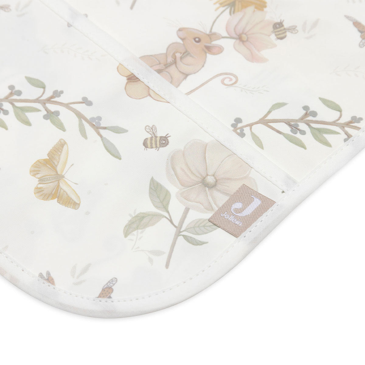 Functioneel en hip: de waterproof slab van Jollein in de variant Dreamy Mouse. Doorstaat de ergste knoeipartijen en houdt de kleren van jouw mini schoon. Eenvoudig met klittenband vast en los te maken. VanZus