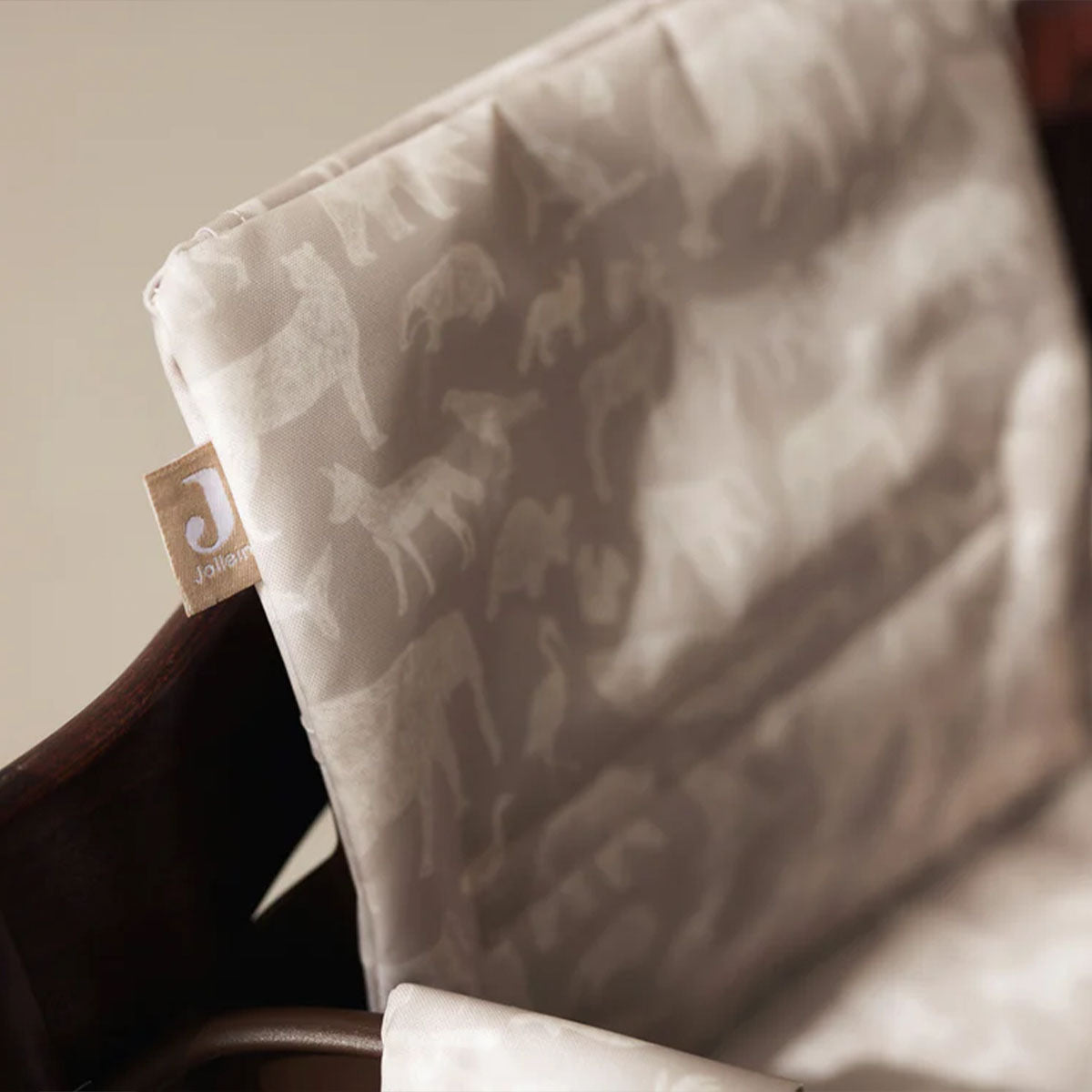 Comfortabel en functioneel: de stoelverkleiner meegroei in de variant animals nougat van Jollein. In handige afneembare stof, zorgt ervoor dat jouw kindje stevig zit. Ook in andere varianten. VanZus