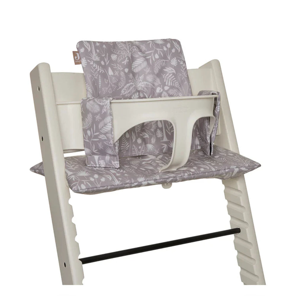 Comfortabel en functioneel: de stoelverkleiner meegroei in de variant botanical nougat van Jollein. In handige afneembare stof, zorgt ervoor dat jouw kindje stevig zit. Ook in andere varianten. VanZus