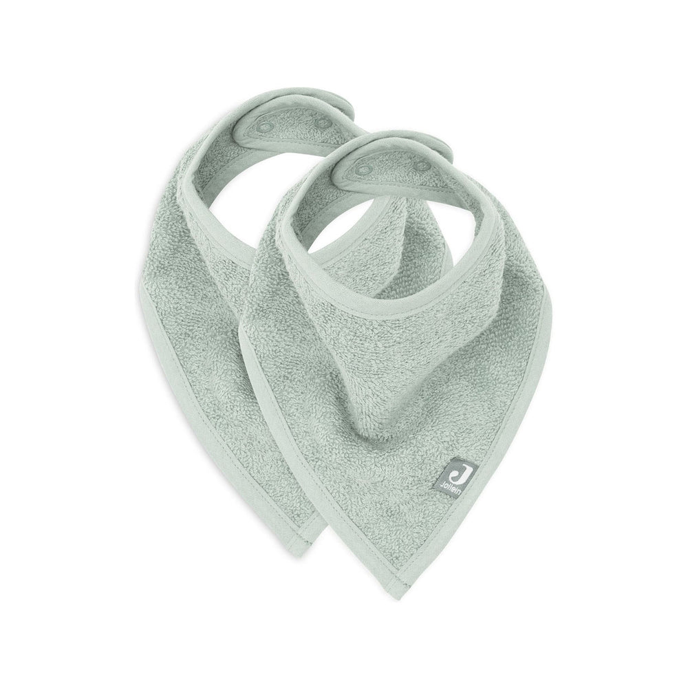 Zacht, stijlvol en functioneel: de 2-pack bandana slab in de kleur ash green van Jollein. De badstof slab beschermt de kleding van je kindje tegen vlekken. Ook verkrijgbaar in andere kleuren. VanZus