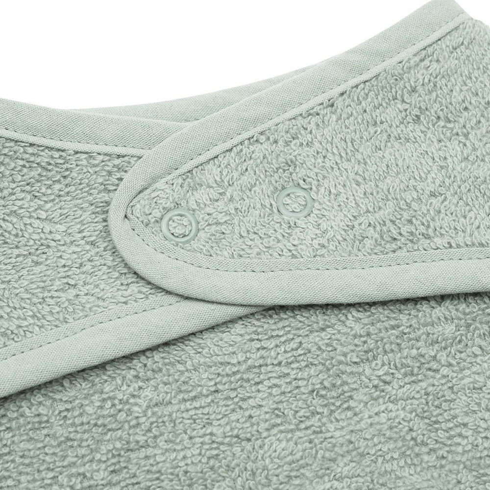 Zacht, stijlvol en functioneel: de 2-pack bandana slab in de kleur ash green van Jollein. De badstof slab beschermt de kleding van je kindje tegen vlekken. Ook verkrijgbaar in andere kleuren. VanZus