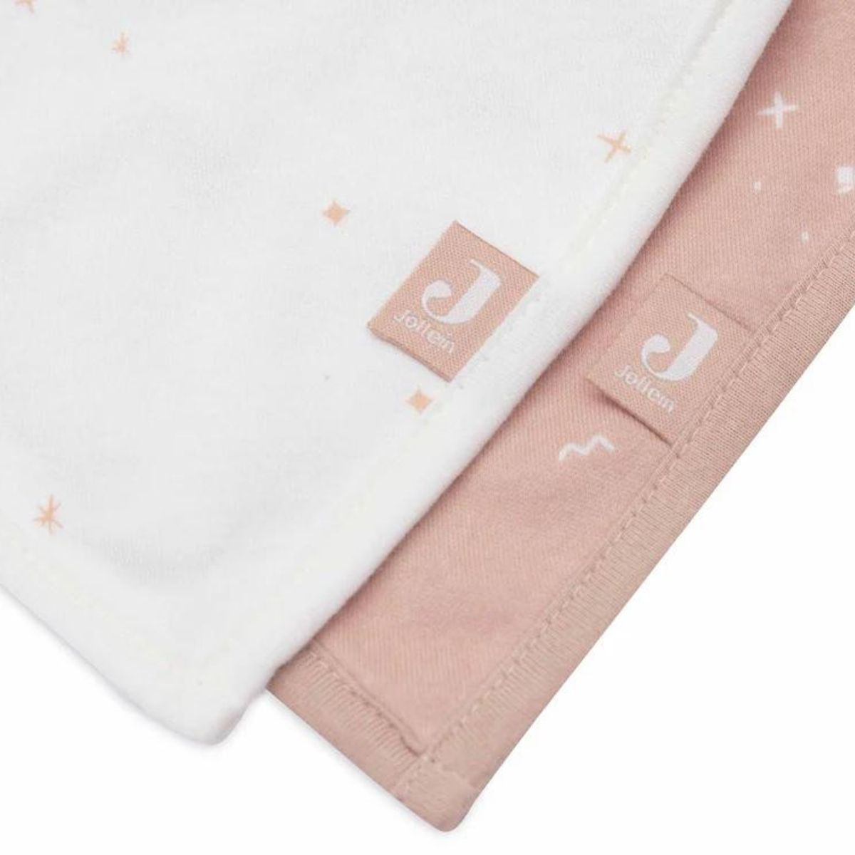 De twinkling sea bandana slab in rose van Jollein combineert stijl en functionaliteit. Absorberend katoen en waterdichte bescherming houden je baby droog. Perfect voor kwijlen en eten. VanZus