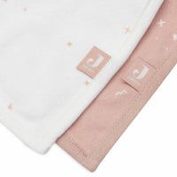 De twinkling sea bandana slab in rose van Jollein combineert stijl en functionaliteit. Absorberend katoen en waterdichte bescherming houden je baby droog. Perfect voor kwijlen en eten. VanZus