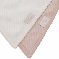 De twinkling sea bandana slab in rose van Jollein combineert stijl en functionaliteit. Absorberend katoen en waterdichte bescherming houden je baby droog. Perfect voor kwijlen en eten. VanZus