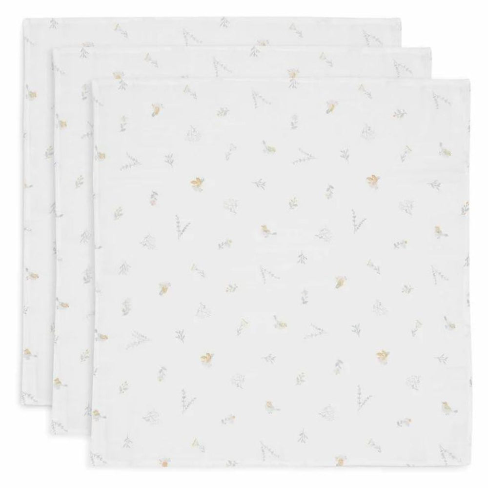 De 3-pack Jollein hydrofiele doeken small in lovely birds design zijn onmisbaar. Gemaakt van 100% katoen, superzacht en veelzijdig. Perfect voor je babyuitzet en blijft mooi na veel wasbeurten. In diverse prints. VanZus