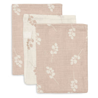 Een musthave: de 3-pack hydrofiel washandjes in de variant twig wild rose van Jollein. Van doekjes heb je als ouders nooit genoeg. Functioneel en hip! Afmeting 15 x 20 cm. VanZus