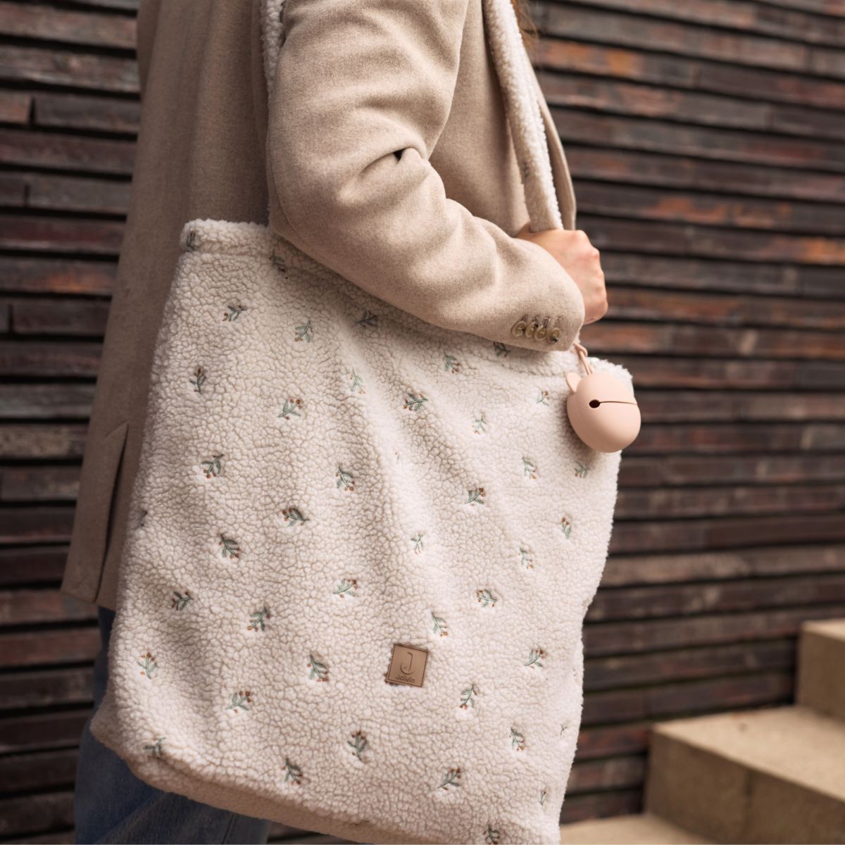 De luiertas shopper teddy lovely van Jollein biedt luxe en functionaliteit met zijn ultra-zachte teddy stof. Ruim, georganiseerd en stijlvol, met handvatten en een schouderriem voor optimaal comfort. VanZus