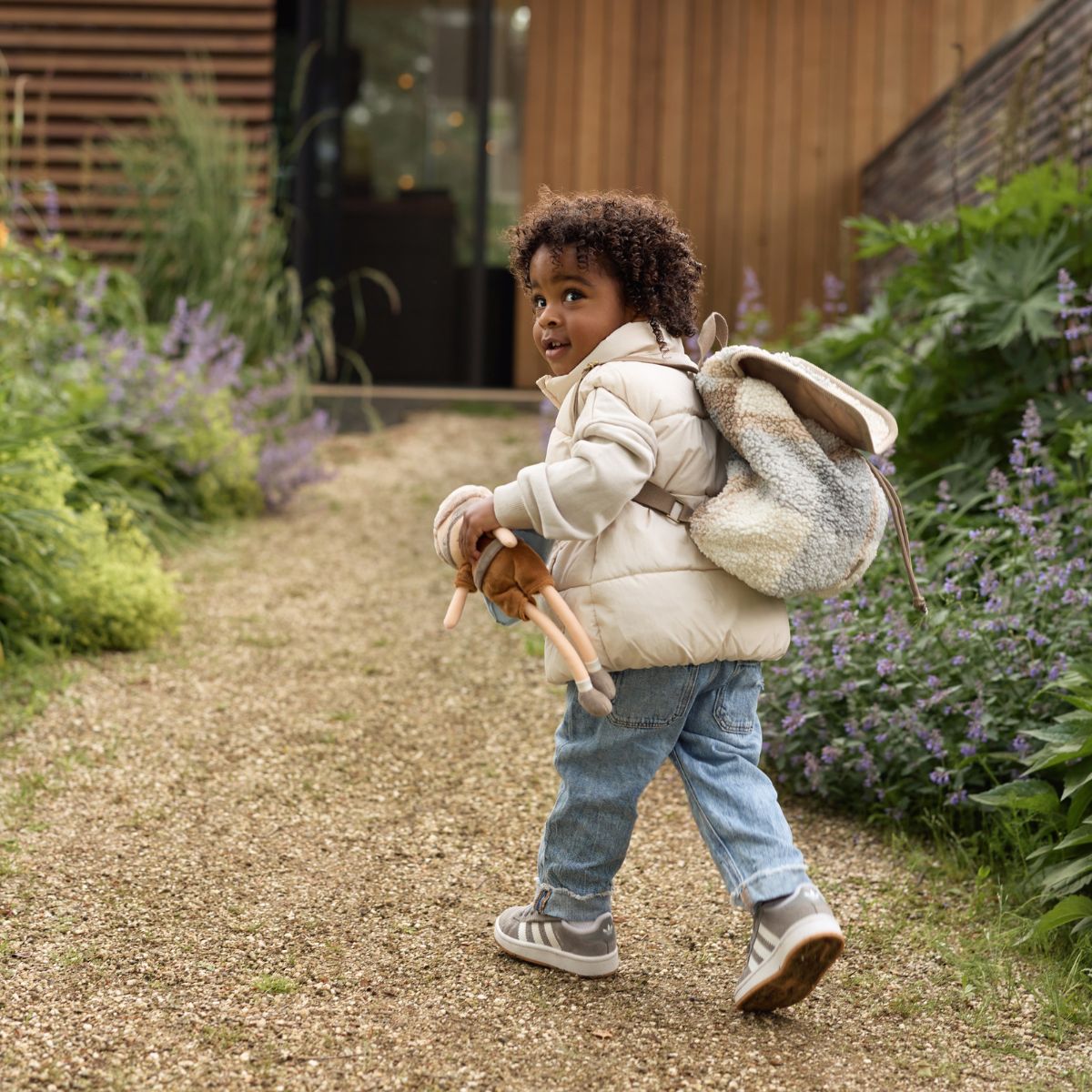 De Jollein rugtas in check boucle-patroon: luxe, duurzame tas met ruim compartiment en verstelbare schouderriem. Perfect voor peuters en kleuters. Ideaal voor school en uitstapjes. VanZus