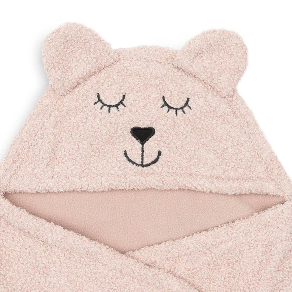 Wikkel je kleintje in deze te schattige wikkeldeken bear boucle in de kleur wild rose van het merk Jollein. Deze wikkeldeken heeft een hoge cutenessfactor, is heerlijk zacht en geeft jouw kleintje een knus en geborgen gevoel. VanZus