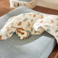 Verschonen of aankleden doe je in stijl met de aankleedkussenhoes jersey twinkling sea green van Jollein. Functioneel, comfortabel en hip! Leuk om cadeau te geven tijdens een babyshower of kraambezoek. VanZus