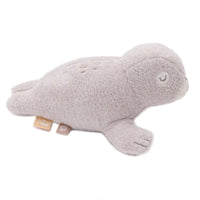 Knuffelen en spelen met activiteitenspeeltje deepsea seal van Jollein. Het lieve zachte zeehondje heeft verschillende activiteiten zoals een rinkelbelletje en diverse labeltjes. Voor veel speelplezier. VanZus