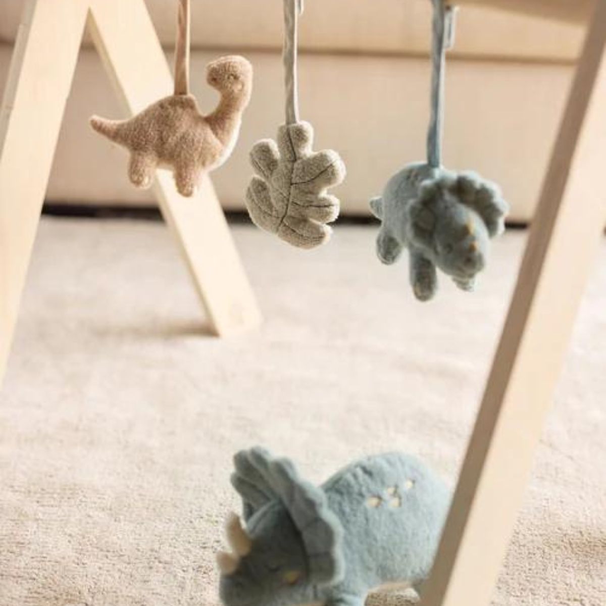 Laat je kleintje spelen met Jollein's roarsome babygym speeltjes. Deze set van zachte, speelse dino's stimuleert de zintuigen en bevordert hand-oogcoördinatie. Combineer met andere roarsome items. VanZus