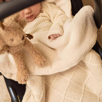 Luxe en comfort met de Jollein check knit voetenzak in oatmeal. Zachte gebreide buitenkant, teddyvoering en geschikt voor autostoeltjes en kinderwagens. Stijlvol en praktisch voor elk uitstapje. VanZus