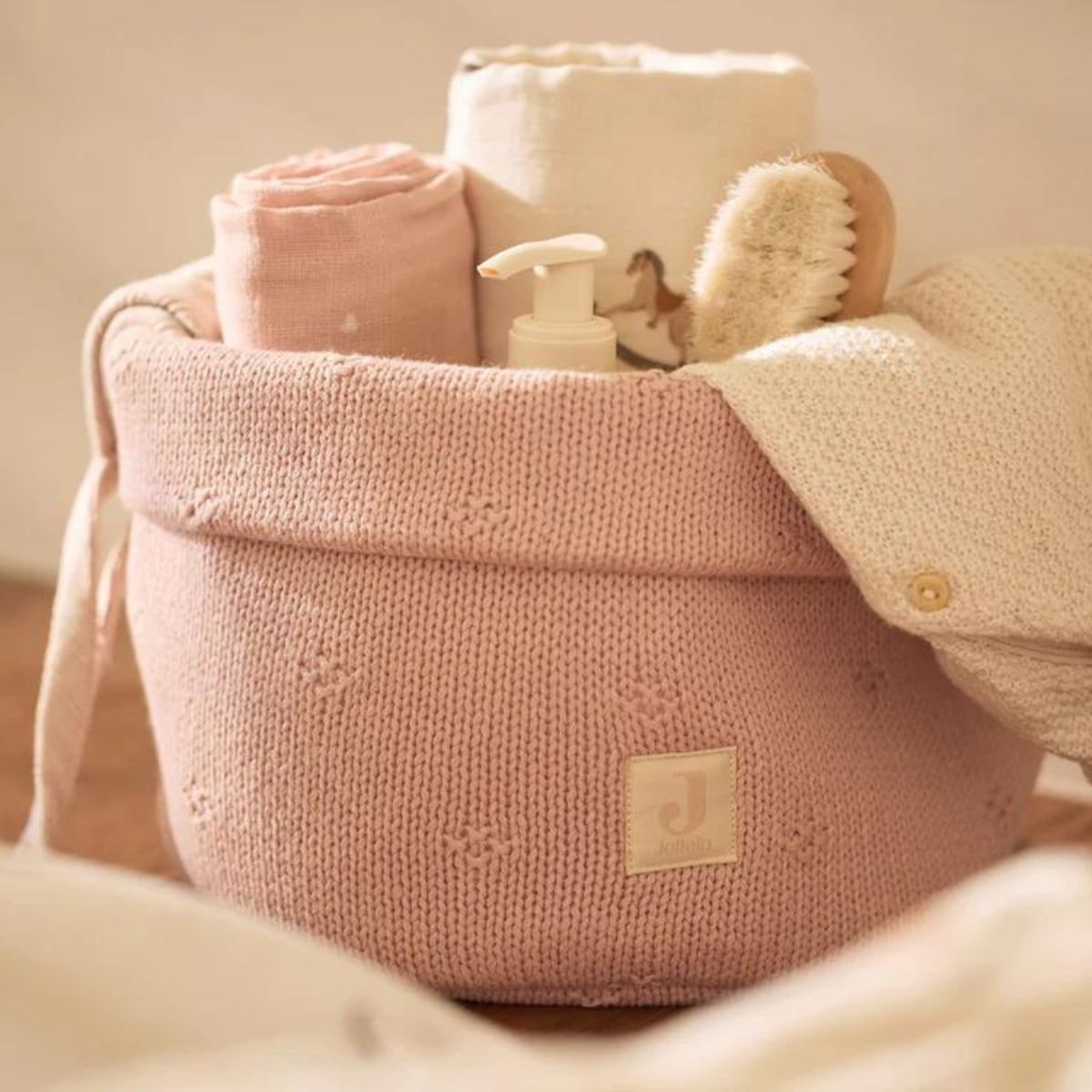 Houd de commode netjes met het Jollein cosy knit commodemandje in wild rose. Stijlvol, compact en perfect voor het opbergen van babyspullen. Gemaakt van gebreide stof met subtiel werkje. VanZus