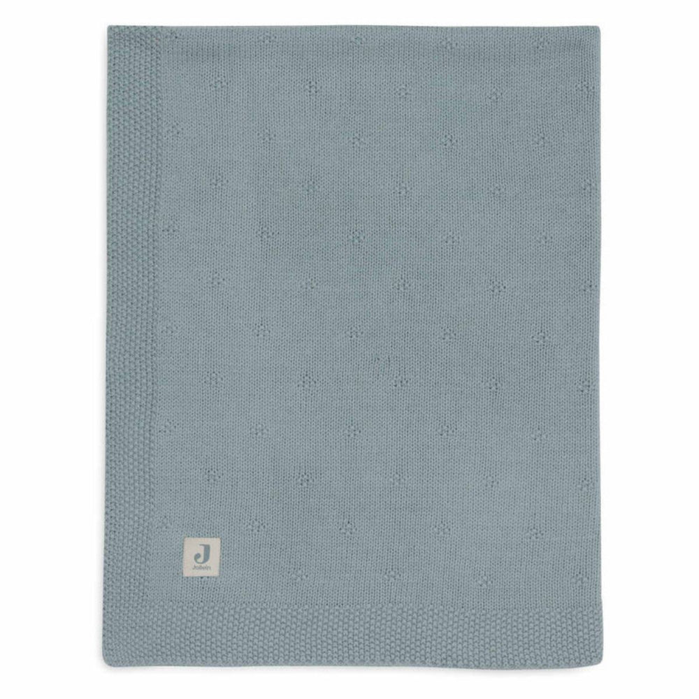 De cosy knit deken in sea green van het merk Jollein is een luxe, gebreide deken van 100% katoen. Perfect voor het ledikant (100x150 cm) en biedt warmte en stijl in de babykamer. Ook in andere kleuren. VanZus