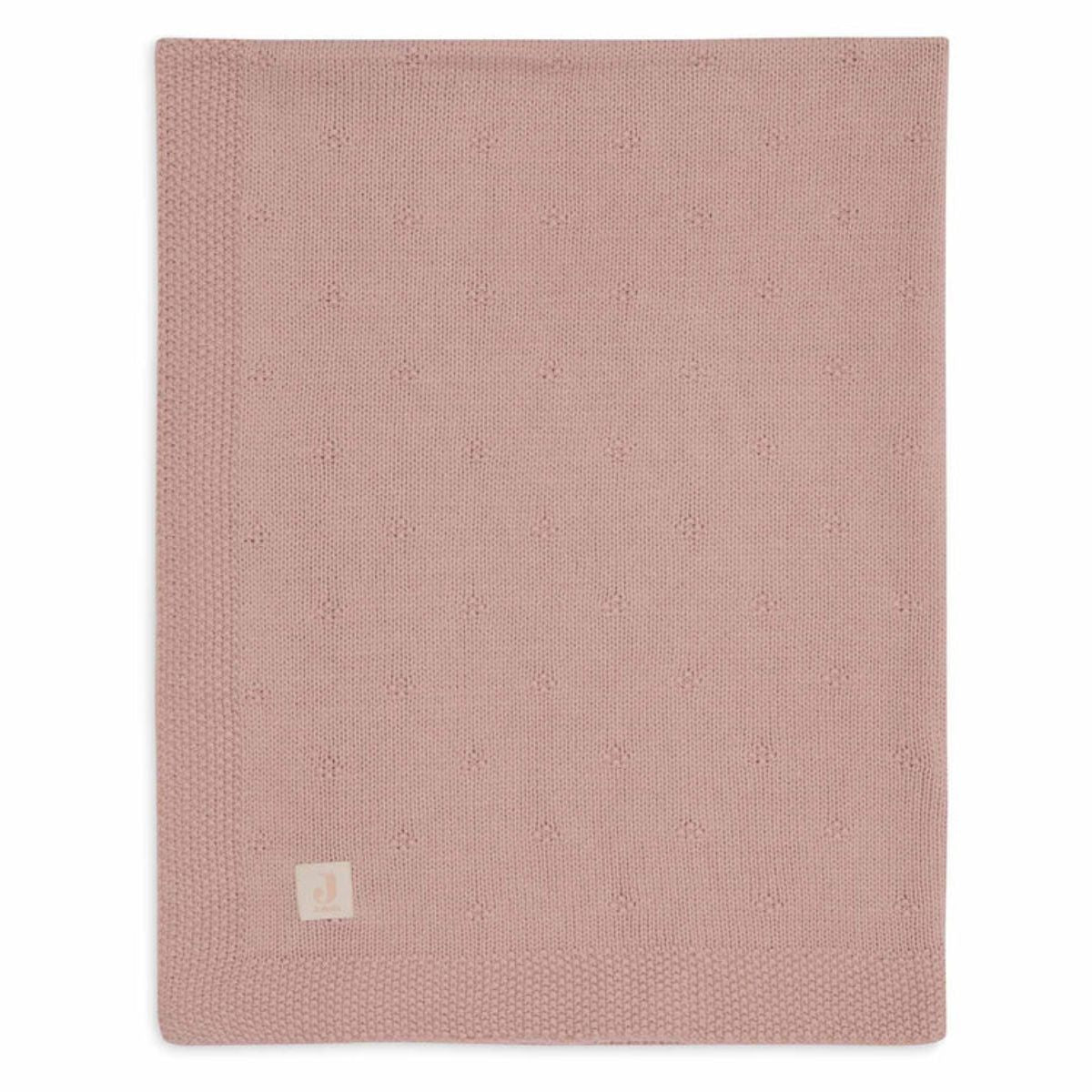 De cosy knit deken in wild rose van het merk Jollein is een luxe, gebreide deken van 100% katoen. Perfect voor het ledikant (100x150 cm) en biedt warmte en stijl in de babykamer. Ook in andere kleuren. VanZus