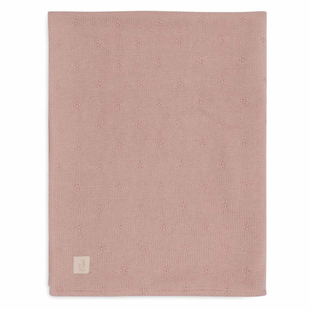 De cosy knit deken in rose/velvet van het merk Jollein is een luxe, gebreide deken van 100% katoen. Perfect voor het ledikant (100x150 cm) en biedt warmte en stijl in de babykamer. Ook in andere kleuren. VanZus