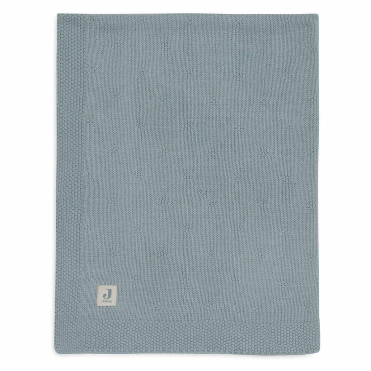 De cosy knit deken in sea green van het merk Jollein is een luxe, gebreide deken van 100% katoen. Perfect voor de wieg (75x100 cm) en biedt warmte en stijl in de babykamer. Ook in andere kleuren. VanZus