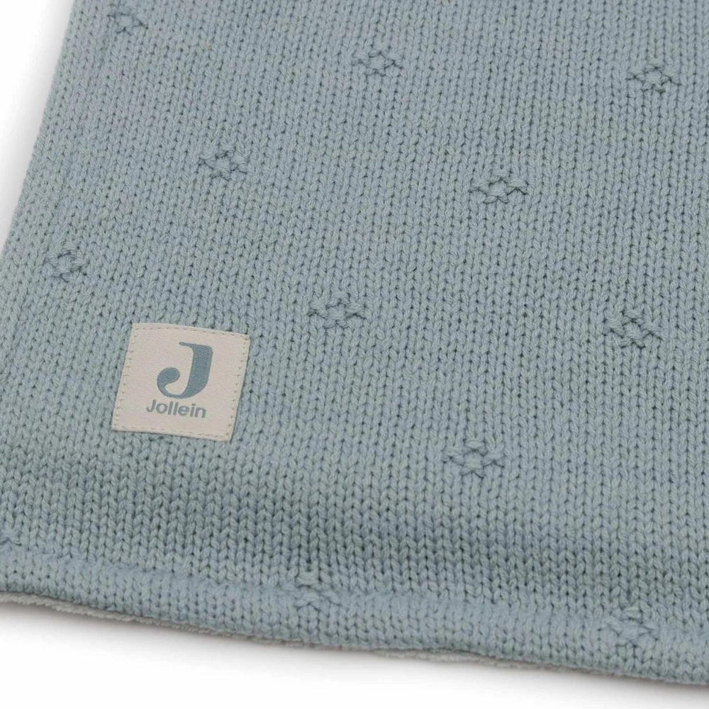 De cosy knit deken in sea green/velvet van het merk Jollein is een luxe, gebreide deken van 100% katoen. Perfect voor de wieg (75x100 cm) en biedt warmte en stijl in de babykamer. Ook in andere kleuren. VanZus