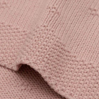 De cosy knit deken in wild rose van het merk Jollein is een luxe, gebreide deken van 100% katoen. Perfect voor de wieg (75x100 cm) en biedt warmte en stijl in de babykamer. Ook in andere kleuren. VanZus