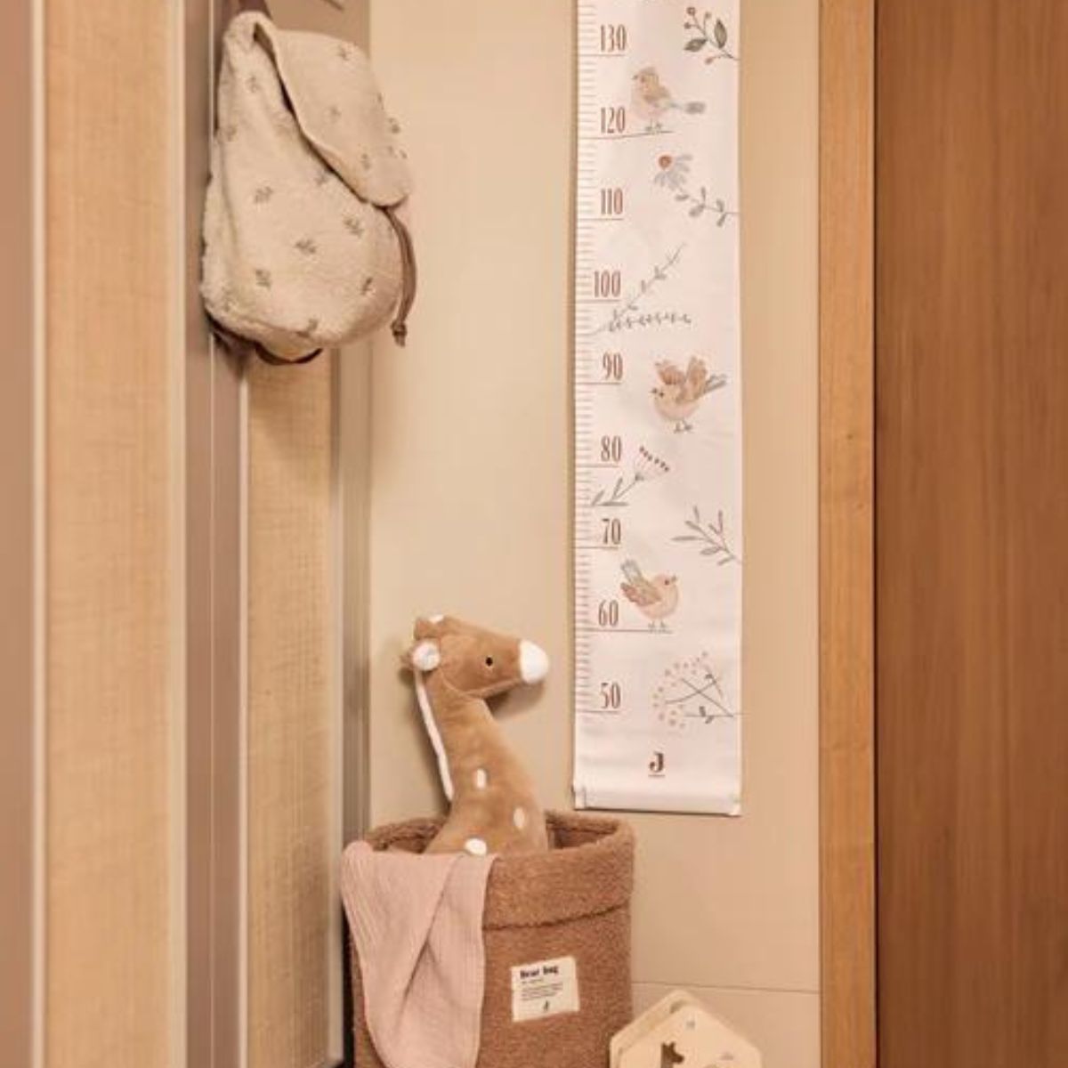 De Jollein lovely birds groeimeter met zachte kleuren en lieve vogeltjes is perfect voor het bijhouden van de groei van je kleintje. Decoratief en duurzaam, een mooie toevoeging aan de kinderkamer. VanZus