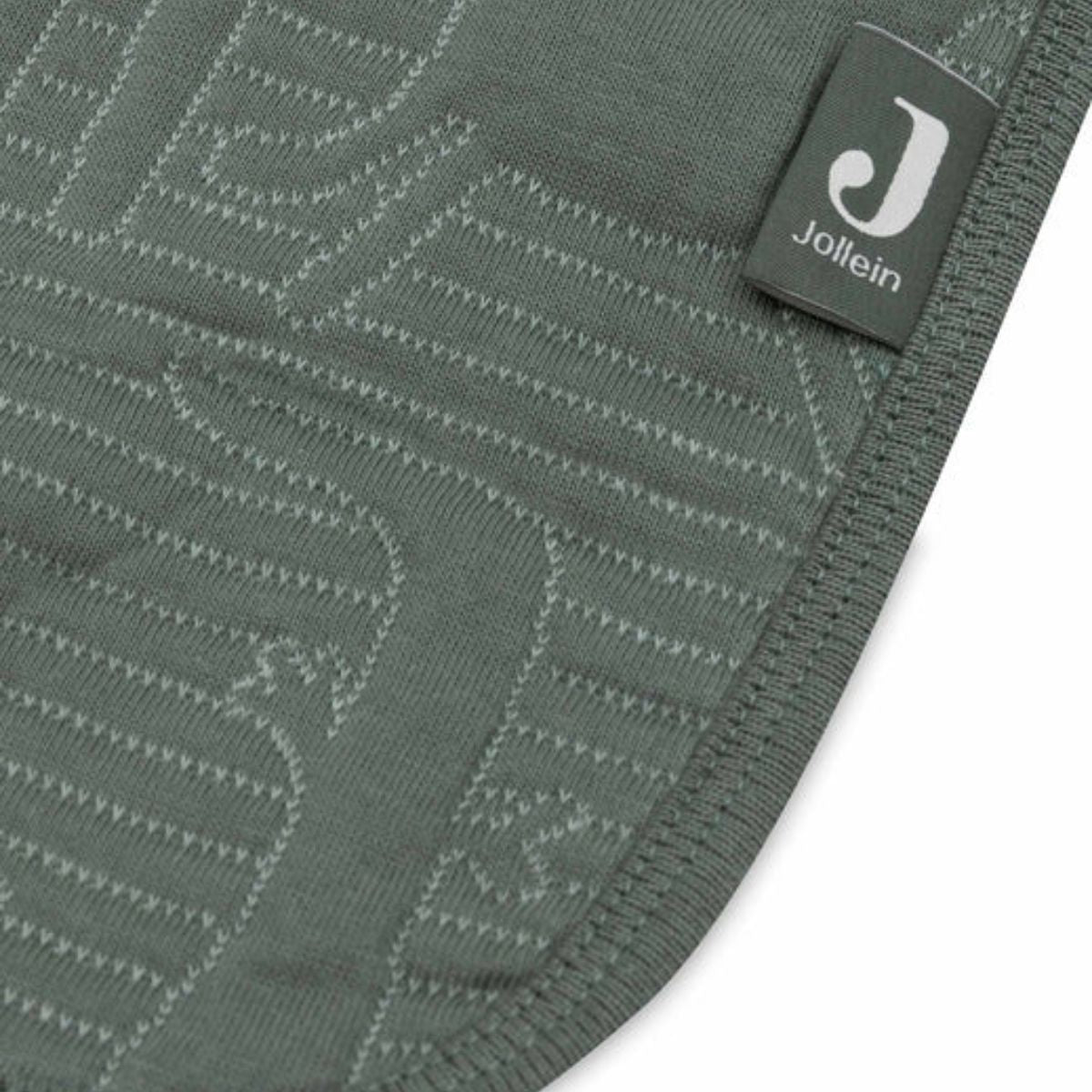 De jungle jambo deken voor het ledikant in ash Green en laurel van Jollein biedt stijl en comfort met een jungleprint. Gemaakt van 100% katoen, ademend en zacht, ideaal voor ledikant en kinderwagen. VanZus