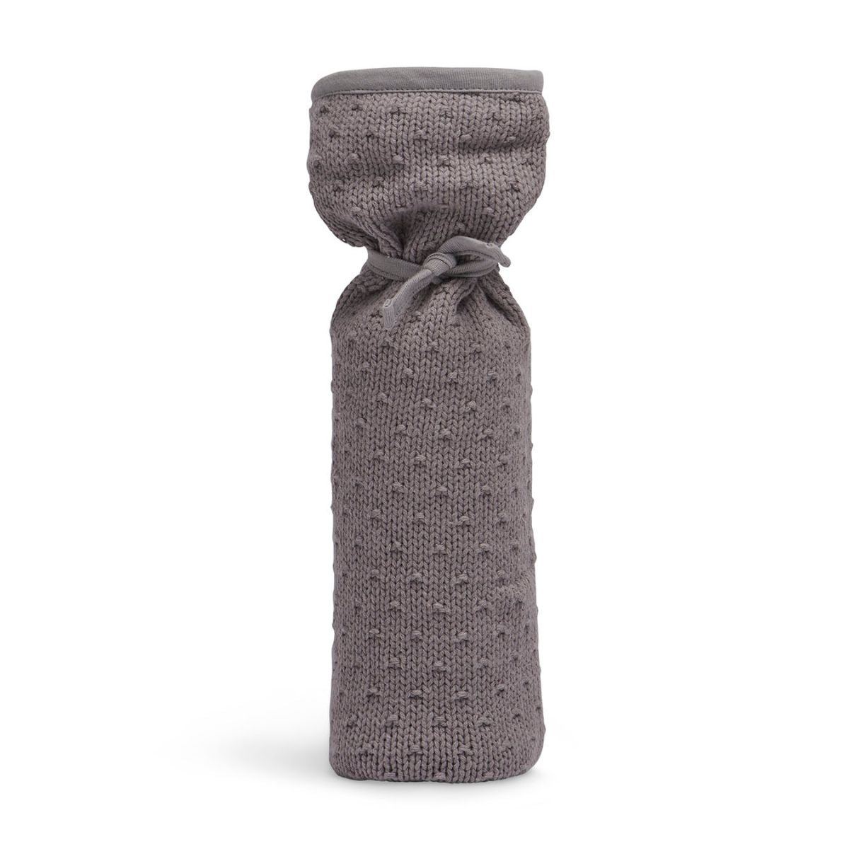 De stijlvolle Jollein kruikenzak uit de bliss knit collectie in storm grey biedt veiligheid en comfort voor je baby. Met handige touwtjes, luxe uitstraling en verschillende kleuren. VanZus