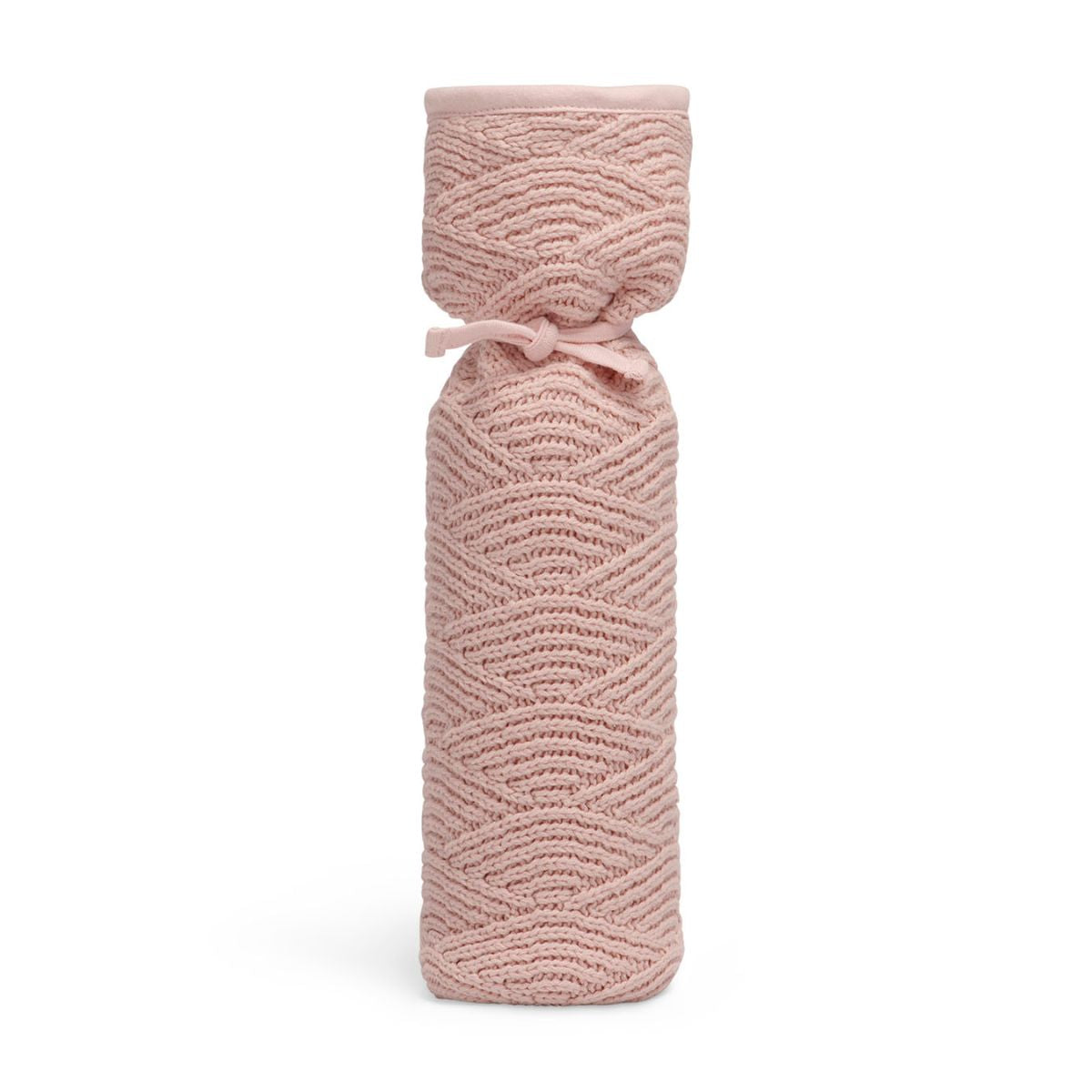 De stijlvolle Jollein kruikenzak uit de river knit collectie in pale pink biedt veiligheid en comfort voor je baby. Met handige touwtjes, luxe uitstraling en verschillende kleuren. VanZus