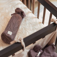 De stijlvolle Jollein kruikenzak uit de spring knit collectie in chestnut biedt veiligheid en comfort voor je baby. Met handige touwtjes, luxe uitstraling en verschillende kleuren. VanZus