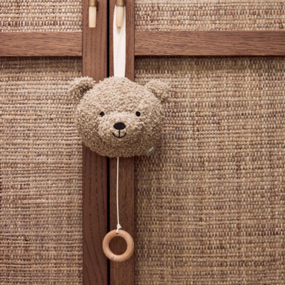 Voeg rust toe aan de babykamer met de Jollein muziekhanger teddy bear in olive green. Deze schattige teddybeer speelt een kalmerende melodie en is gemaakt van zachte stof. Perfect voor bedje of kinderwagen. VanZus