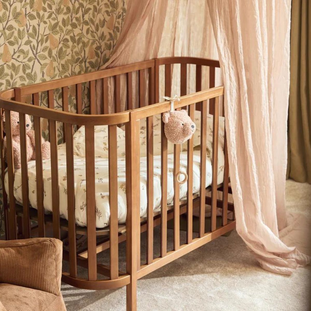 Voeg rust toe aan de babykamer met de Jollein muziekhanger teddy bear in wild rose. Deze schattige teddybeer speelt een kalmerende melodie en is gemaakt van zachte stof. Perfect voor bedje of kinderwagen. VanZus