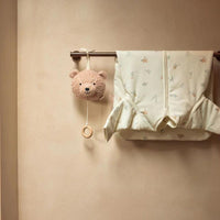 Voeg rust toe aan de babykamer met de Jollein muziekhanger teddy bear in wild rose. Deze schattige teddybeer speelt een kalmerende melodie en is gemaakt van zachte stof. Perfect voor bedje of kinderwagen. VanZus