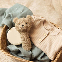 Hoe schattig is de rammelaar teddy bear olive green van Jollein? De rammelaar is  voor kleine handjes makkelijk te pakken en vast te houden. Met een rinkelend belletje en heerlijk zachte stof. VanZus