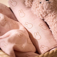 Hoe schattig is de rammelaar teddy bear wild rose van Jollein? De rammelaar is  voor kleine handjes makkelijk te pakken en vast te houden. Met een rinkelend belletje en heerlijk zachte stof. VanZus